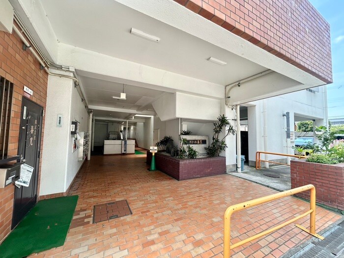 物件外観写真2　(エントランス部分)