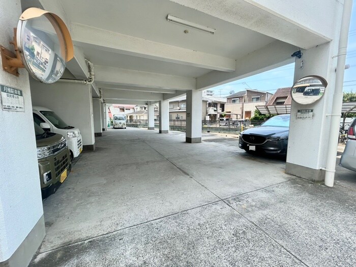 物件外観写真5　(駐車場)