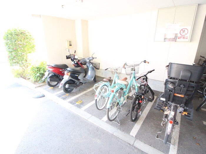 物件外観写真4　(駐輪場)