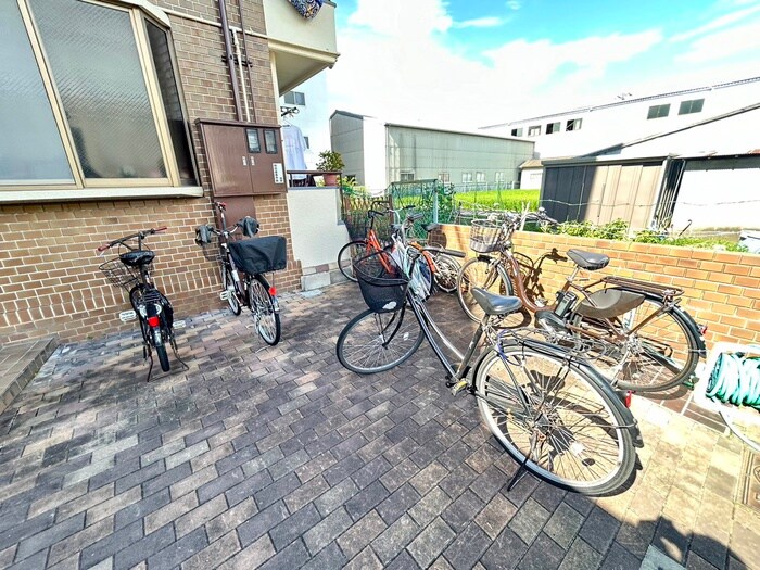 物件外観写真3　(駐輪場)