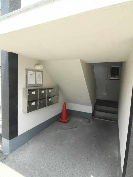 物件外観写真2　(エントランス部分)