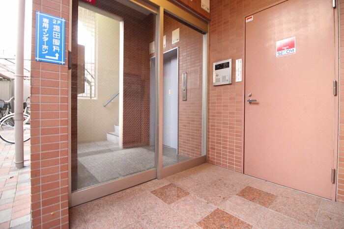 物件外観写真3　(エントランス部分)