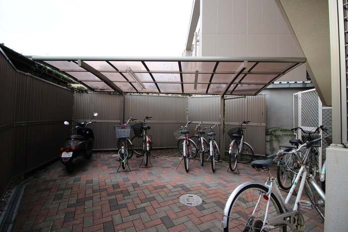 物件外観写真4　(駐輪場)