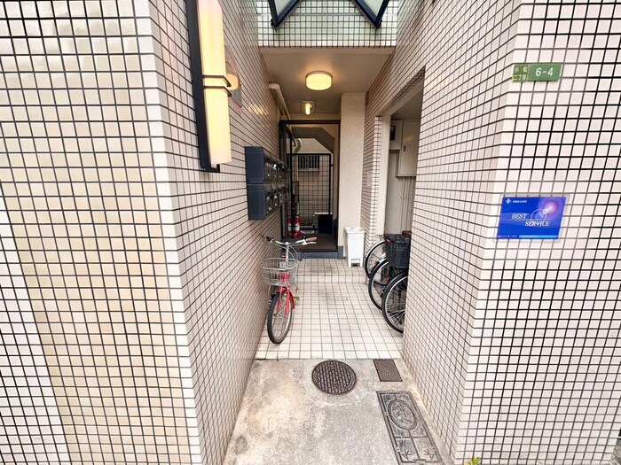 物件外観写真3　(エントランス部分)