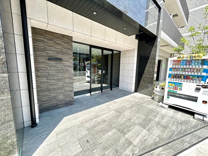 物件外観写真2　(エントランス部分)