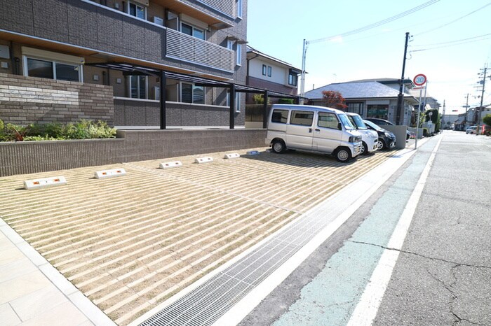 物件外観写真3　(駐車場)