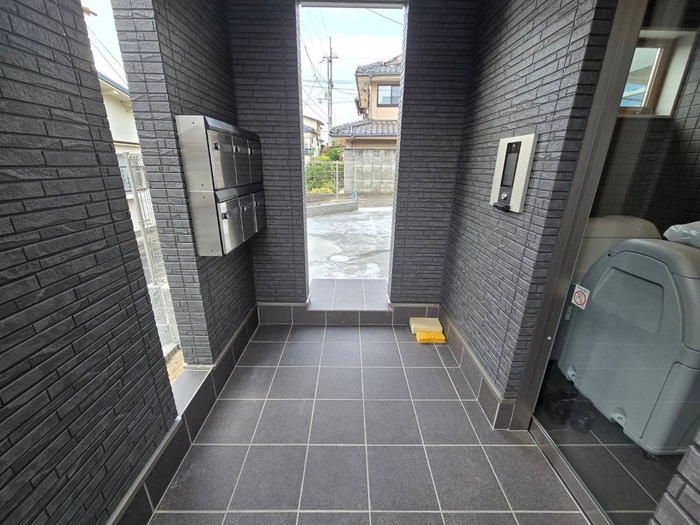 物件外観写真4　(エントランス部分)