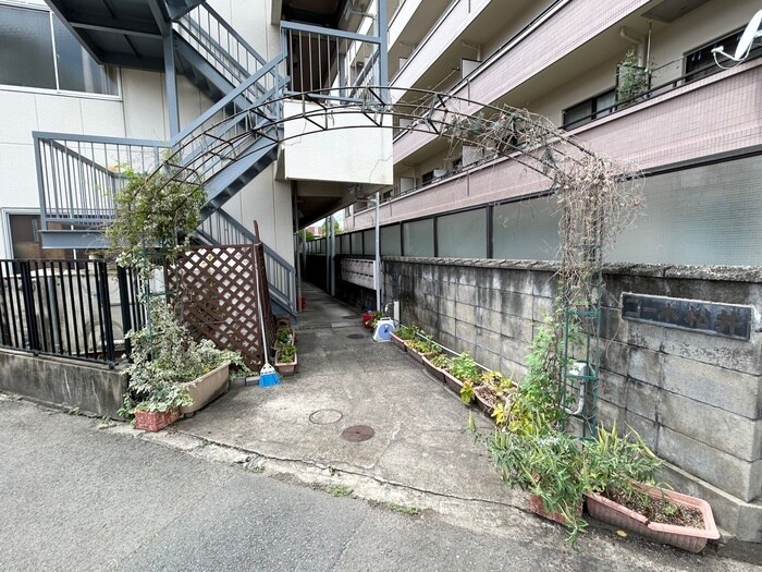 物件外観写真2　(エントランス部分)