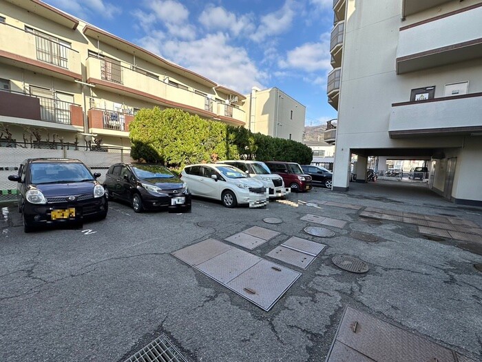 物件外観写真3　(駐車場)