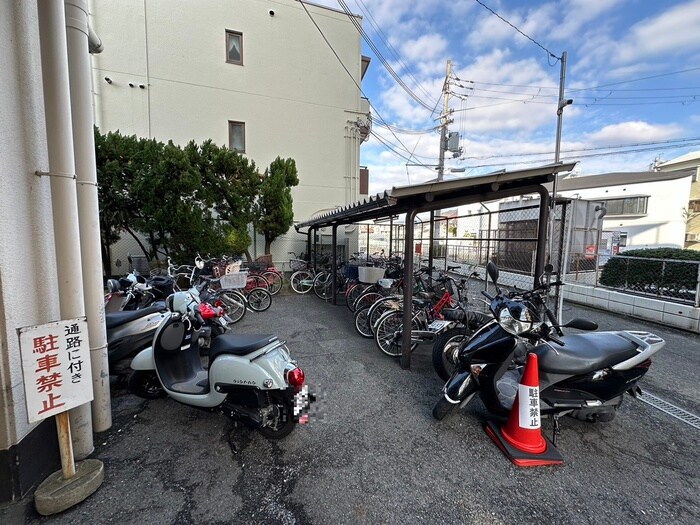 物件外観写真4　(駐輪場)