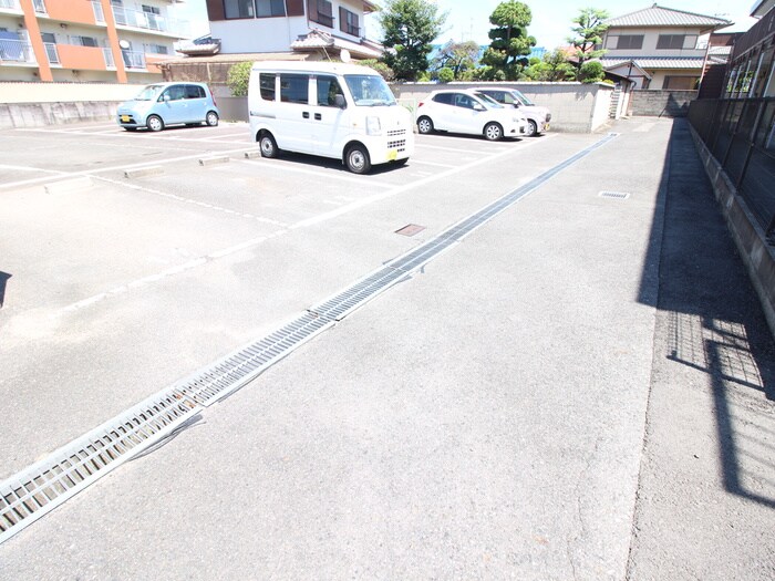 物件外観写真5　(駐車場)