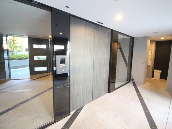 物件外観写真5　(エントランス部分)