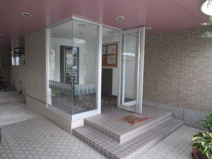 物件外観写真2　(エントランス部分)