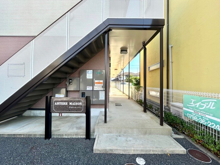 物件外観写真5　(エントランス部分)