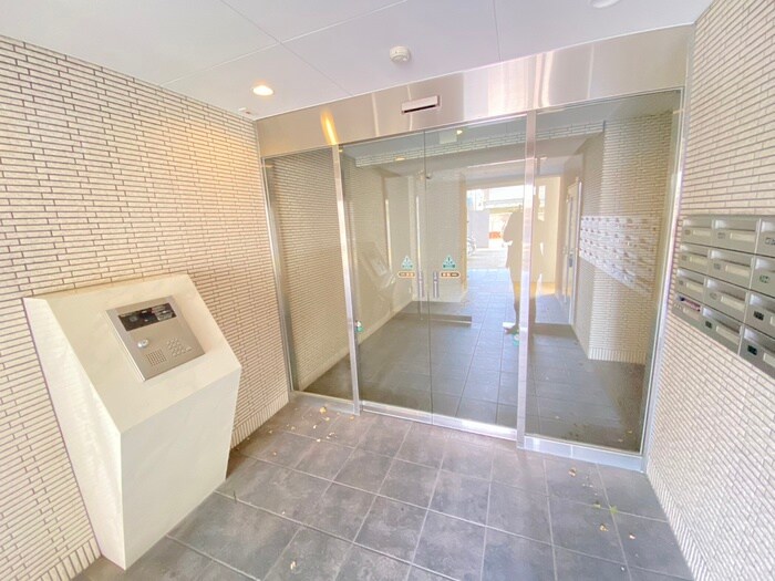 物件外観写真2　(エントランス部分)