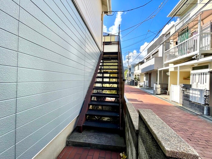 物件外観写真5　(エントランス部分)