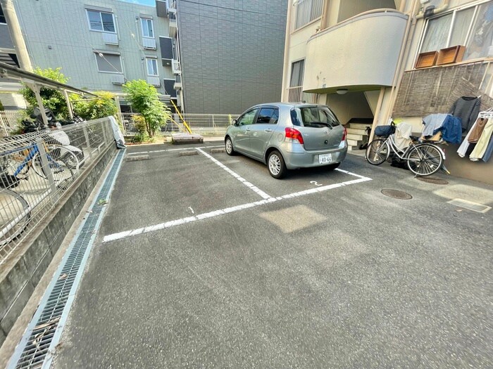物件外観写真5　(駐車場)