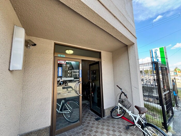 物件外観写真2　(エントランス部分)