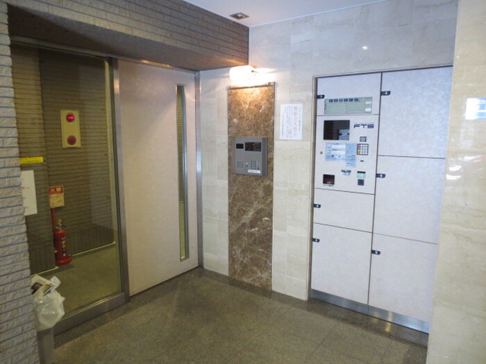 物件外観写真2　(エントランス部分)