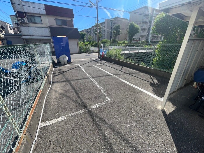 物件外観写真4　(駐車場)