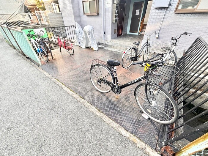 物件外観写真3　(駐輪場)