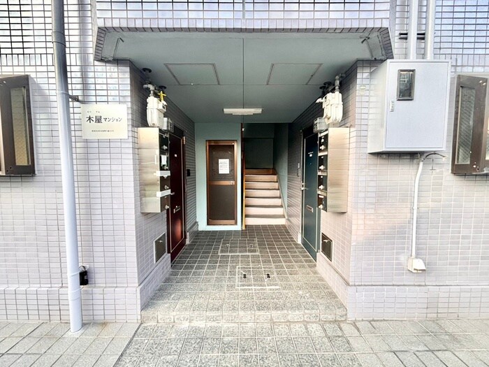 物件外観写真4　(エントランス部分)