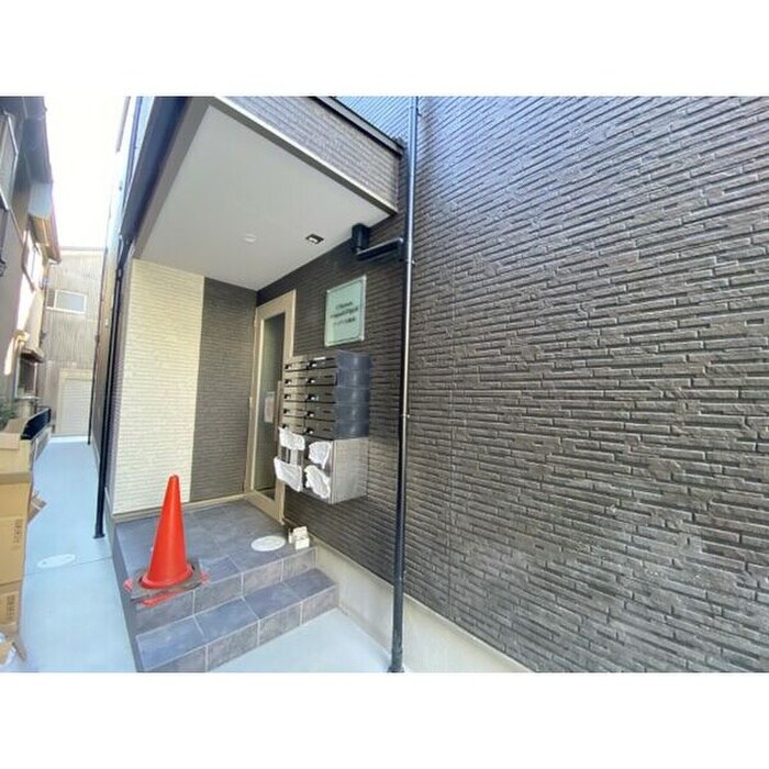 物件外観写真4　(エントランス部分)