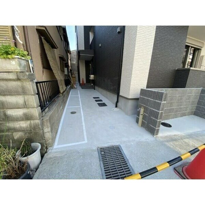 物件外観写真6　(エントランス部分)