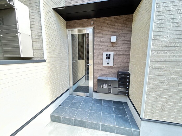 物件外観写真3　(エントランス部分)