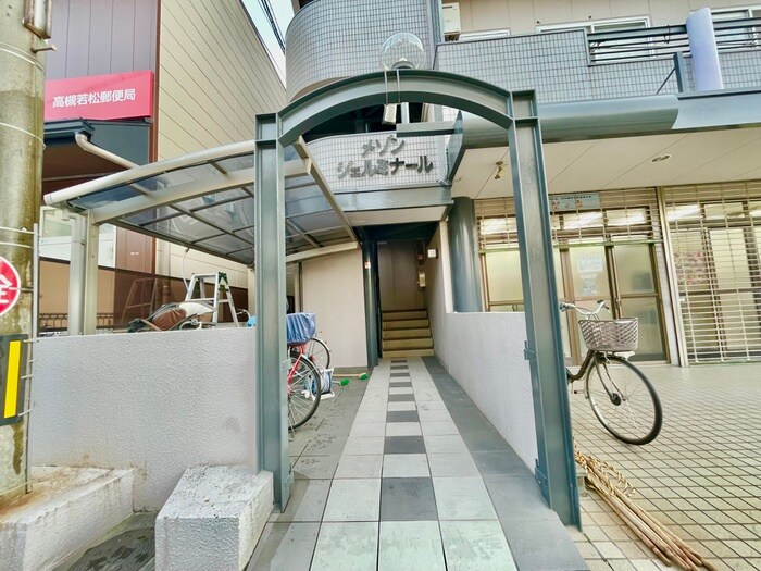 物件外観写真2　(エントランス部分)