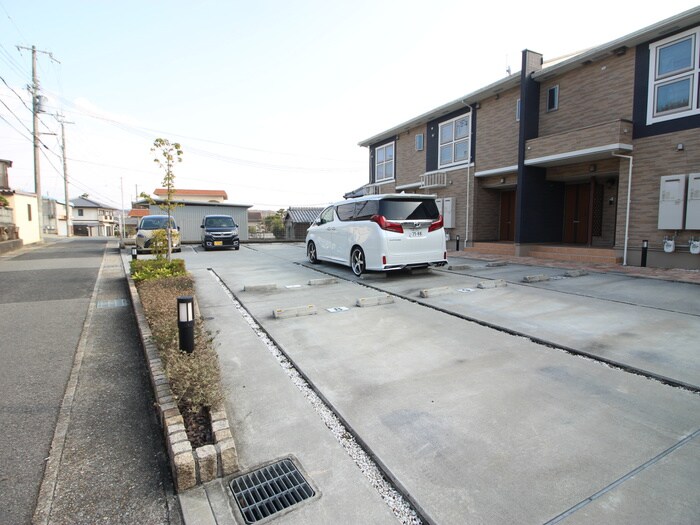 物件外観写真3　(駐車場)