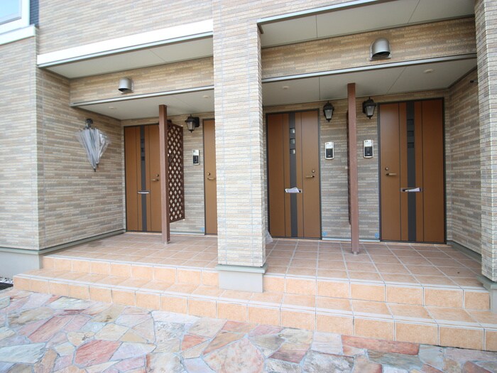 物件外観写真5　(エントランス部分)