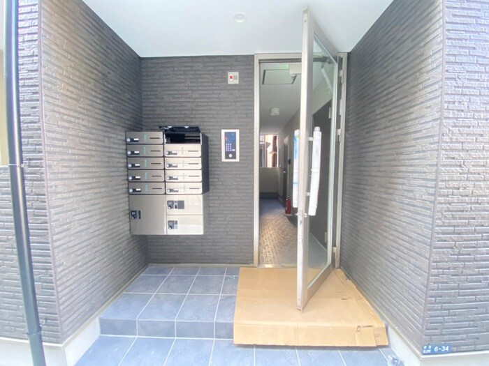 物件外観写真4　(エントランス部分)