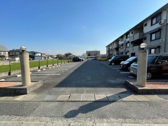 物件外観写真2　(駐車場)
