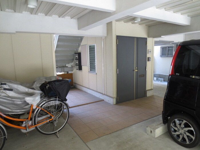 物件外観写真3　(エントランス部分)