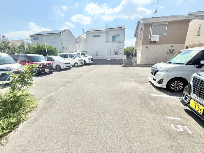 物件外観写真3　(駐車場)