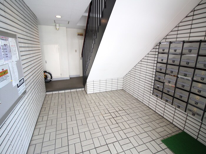 物件外観写真3　(エントランス部分)