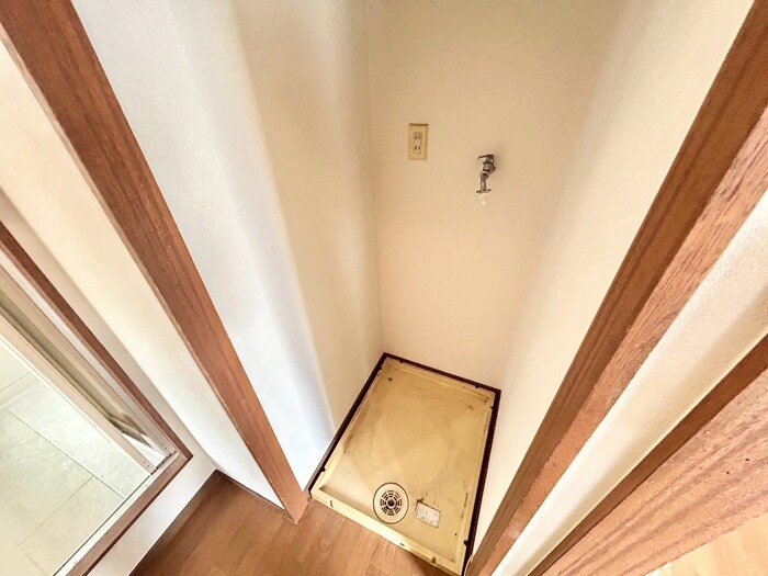 物件内観写真16　(洗濯機置場)