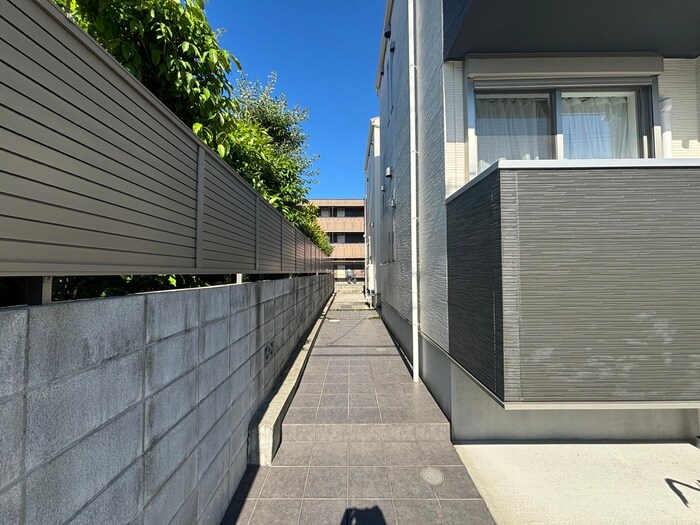 物件外観写真3　(エントランス部分)