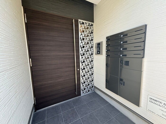 物件外観写真6　(エントランス部分)