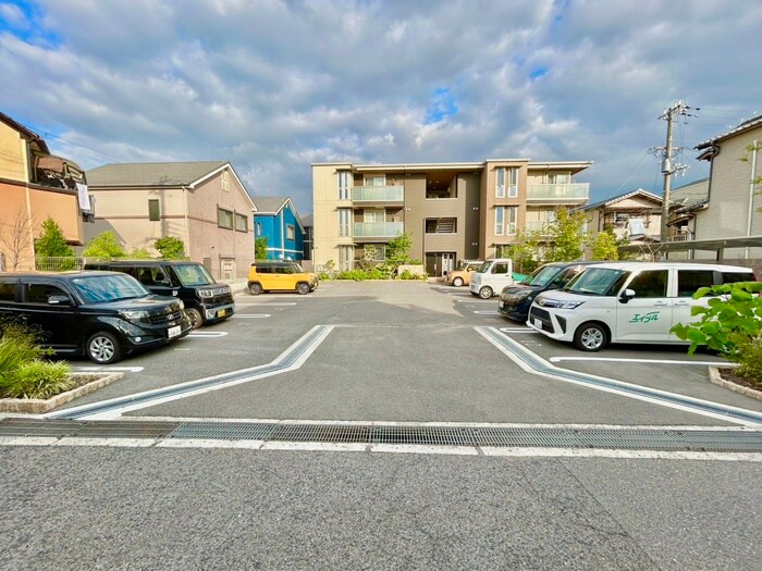 物件外観写真2　(駐車場)