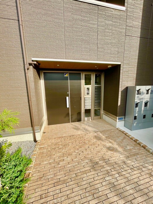物件外観写真5　(エントランス部分)