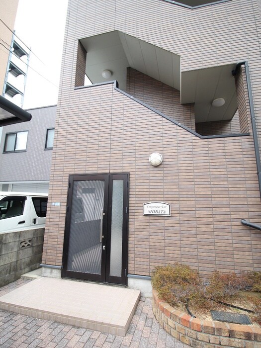 物件外観写真4　(エントランス部分)