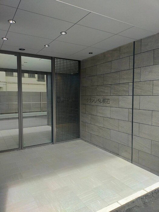 物件外観写真5　(エントランス部分)