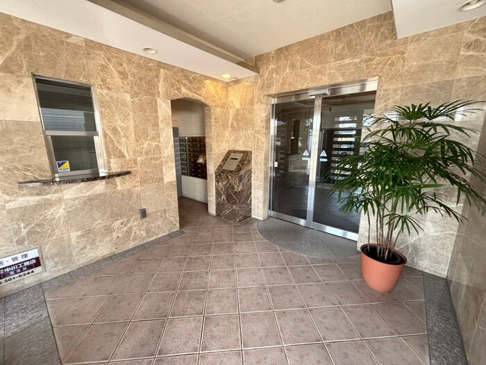 物件外観写真2　(エントランス部分)