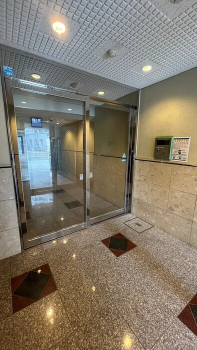 物件外観写真2　(エントランス部分)