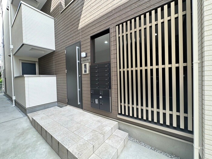 物件外観写真4　(エントランス部分)