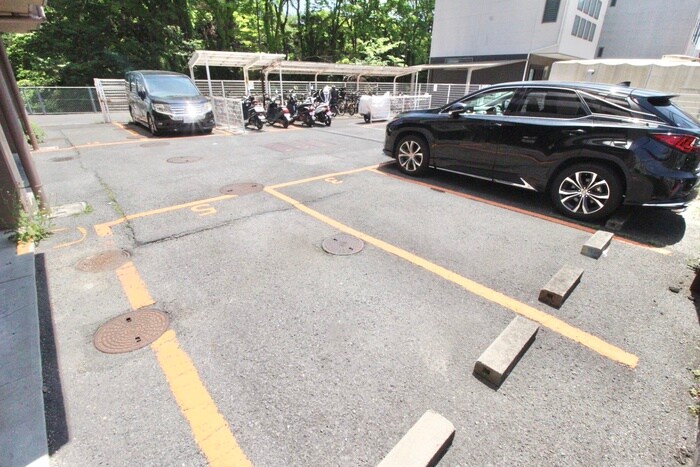 物件外観写真4　(駐車場)