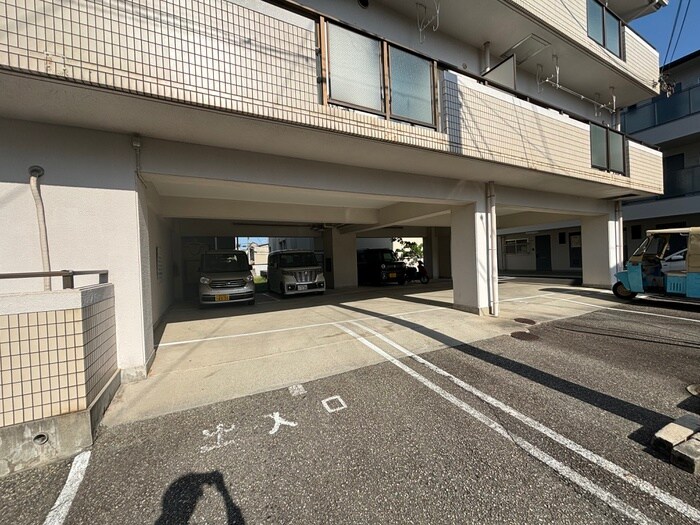 物件外観写真5　(駐車場)