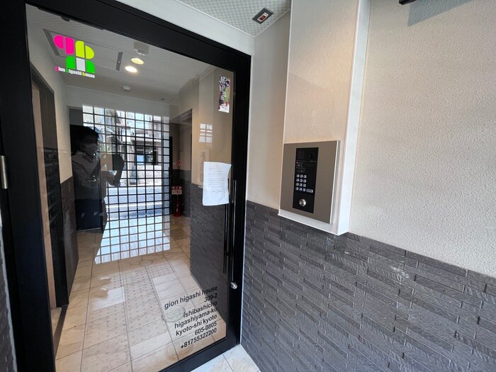 物件外観写真3　(エントランス部分)